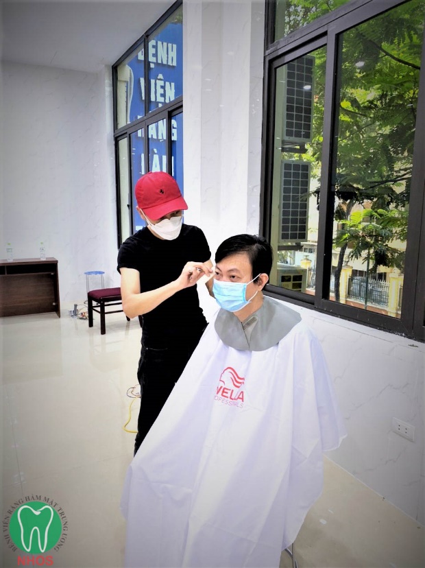 Ai cũng gọn gàng hơn sau khi mái tóc được biến hóa dưới những cây kéo điêu luyện.